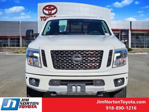 Used 2017 Nissan Titan PRO-4X w/ Pro-4x Convenience Package AWD/4WD image 2