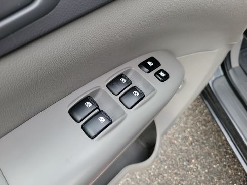 Used 2012 Kia Sedona LX FWD image 17