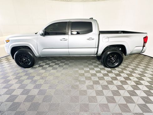 Used 2022 Toyota Tacoma SR5 w/ Technology Package RWD image 6