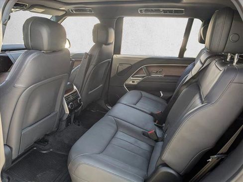 Used 2024 Land Rover Range Rover Long Wheelbase SE image 18