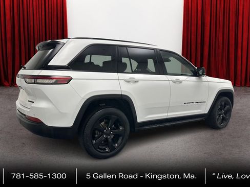 Used 2023 Jeep Grand Cherokee Limited w/ Black Appearance Package AWD/4WD image 5