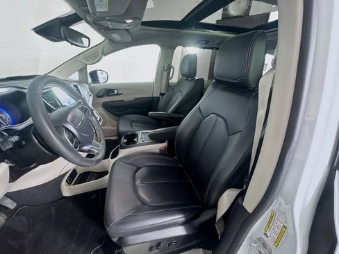 Used 2024 Chrysler Pacifica Touring-L FWD image 16