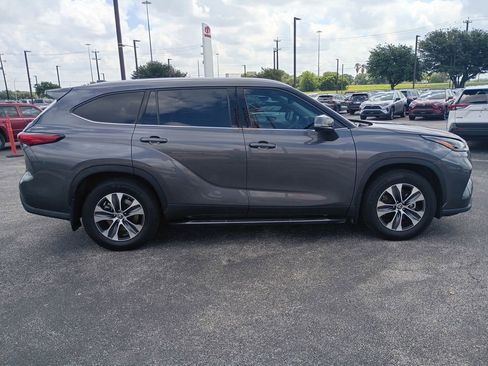 Certified 2021 Toyota Highlander XLE FWD image 5