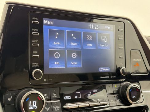 Used 2021 Toyota Highlander XLE AWD/4WD image 24