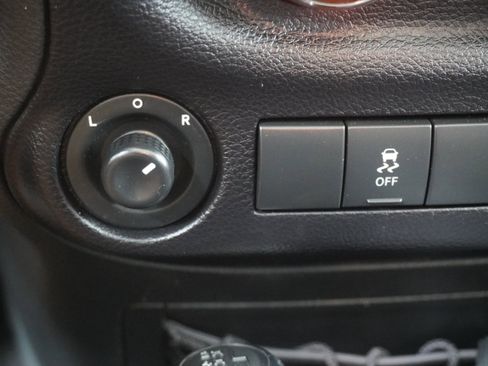 Used 2017 Jeep Wrangler Unlimited Sahara w/ Connectivity Group image 15