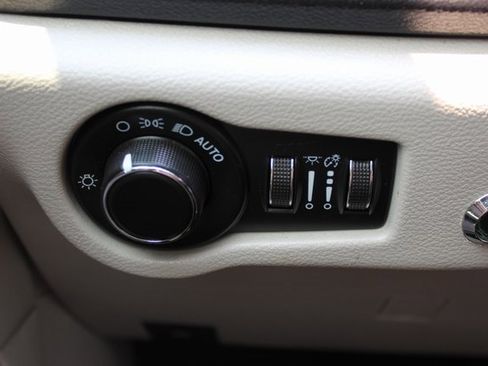 Used 2021 Chrysler Voyager LX image 16