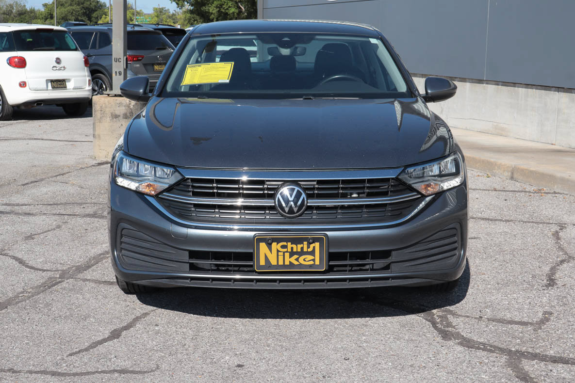 Used 2024 Volkswagen Jetta SE FWD image 2