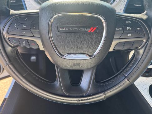 Used 2015 Dodge Challenger SXT RWD image 12