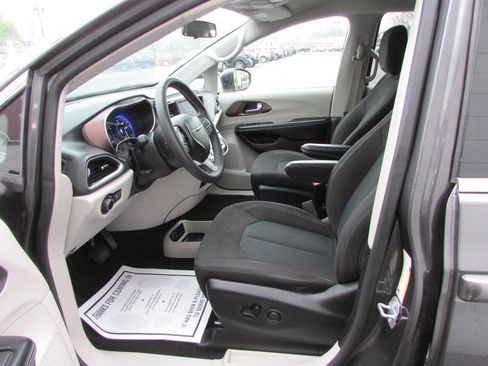 Used 2022 Chrysler Voyager LX FWD image 6