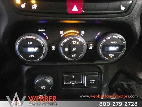 Used 2017 Jeep Renegade Altitude image 15