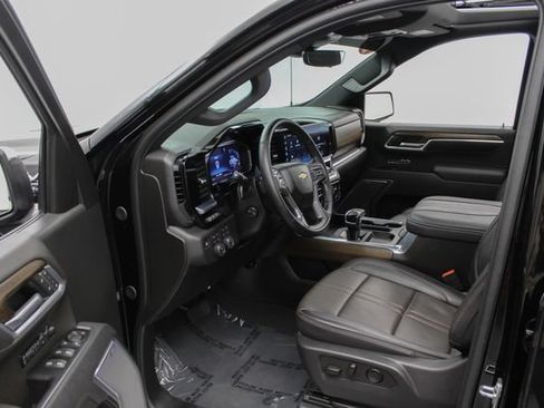 Used 2025 Chevrolet Silverado 1500 High Country w/ High Country Premium Package AWD/4WD image 19