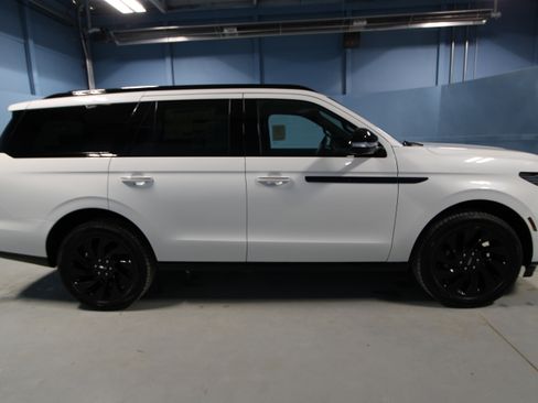 New 2026 Lincoln Navigator Reserve AWD/4WD image 30