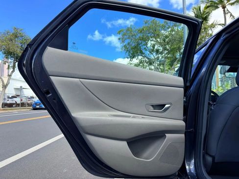 Used 2021 Hyundai Elantra SEL image 15