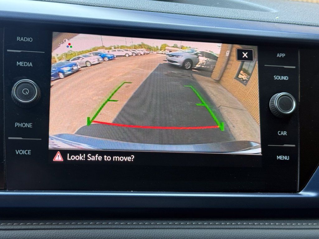 Used 2024 Volkswagen Taos SE FWD image 2