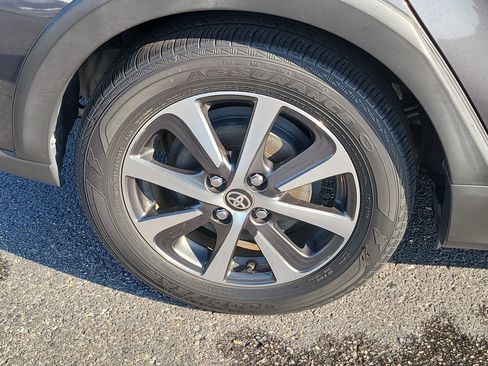 Used 2018 Toyota Prius C Two FWD image 9