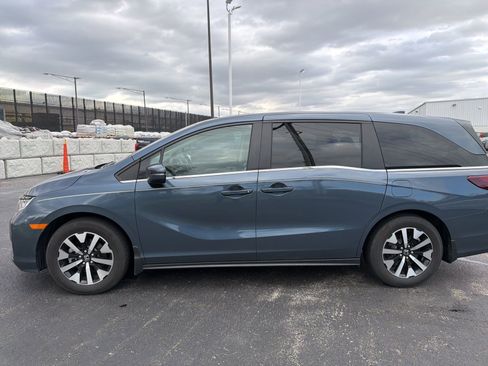 Used 2025 Honda Odyssey EX-L image 3