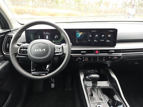 Used 2025 Kia Sorento LX image 11