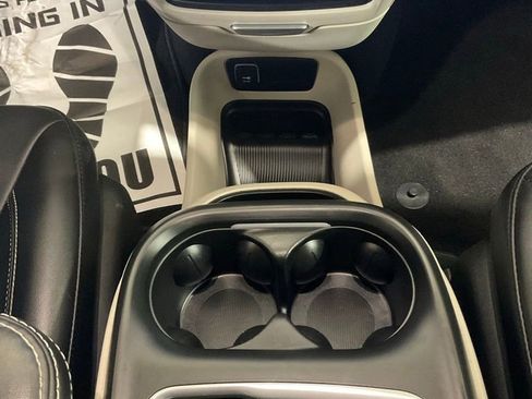 Used 2024 Chrysler Pacifica Touring-L image 21