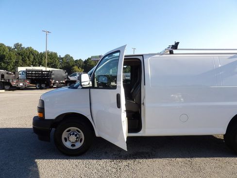 Used 2022 Chevrolet Express 2500 w/ Driver Convenience Package RWD image 13