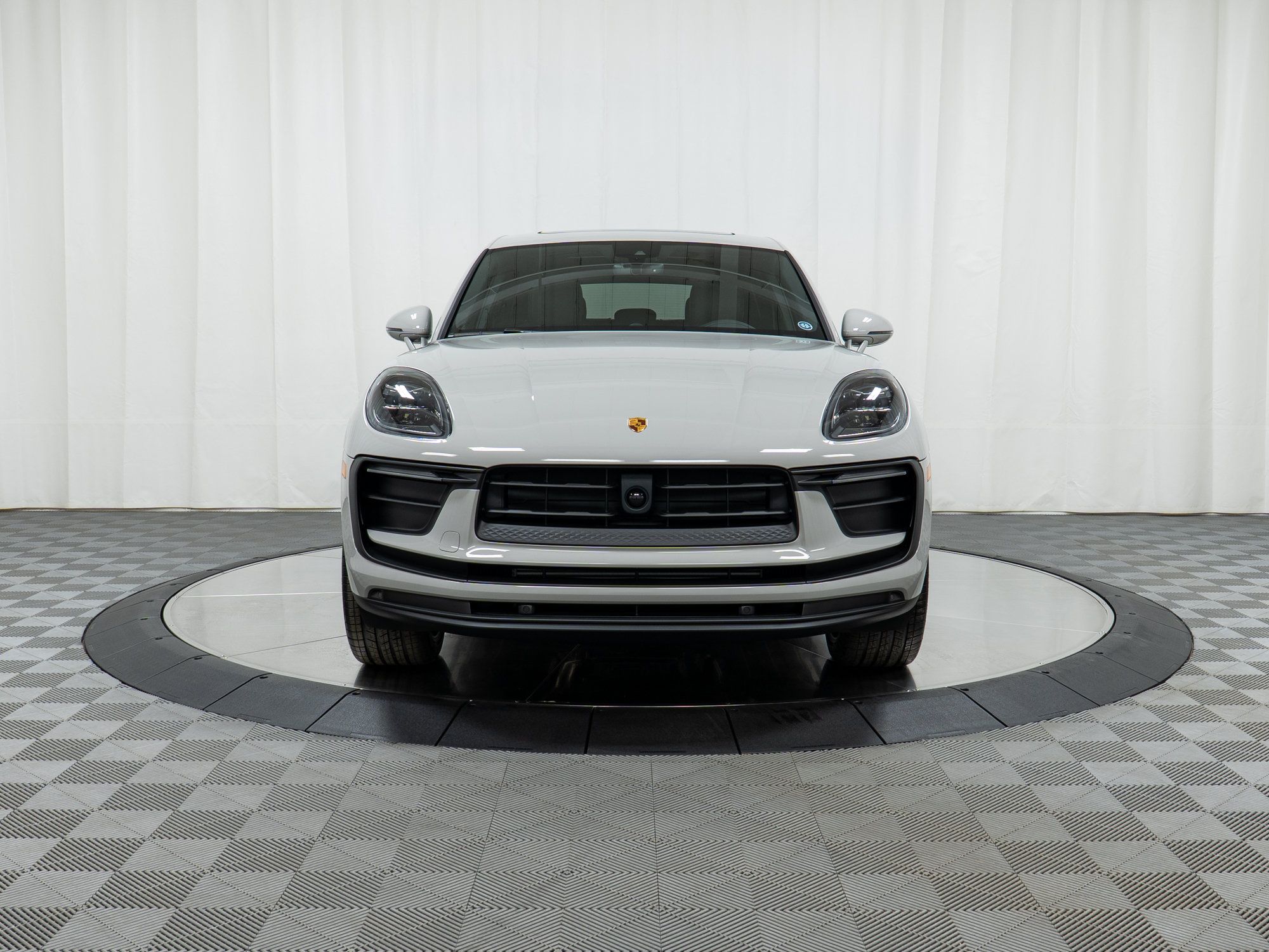 Certified 2025 Porsche Macan AWD/4WD image 10