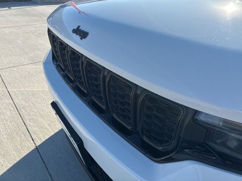 Used 2023 Jeep Grand Cherokee Altitude image 11