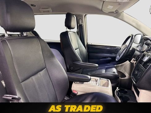 Used 2015 Chrysler Town & Country Touring FWD image 30