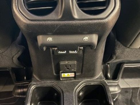 Used 2018 Jeep Wrangler Unlimited Sahara image 25