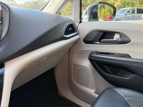 Certified 2024 Chrysler Pacifica Touring-L image 25