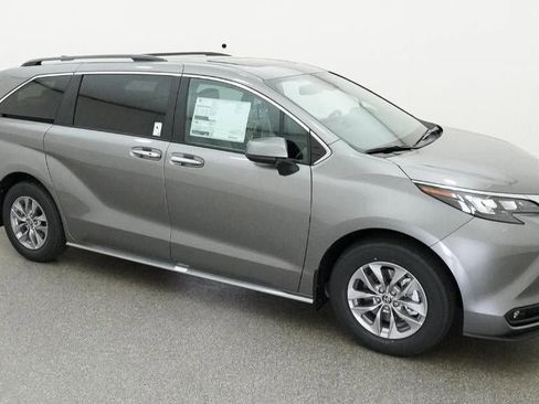 New 2026 Toyota Sienna XLE image 12