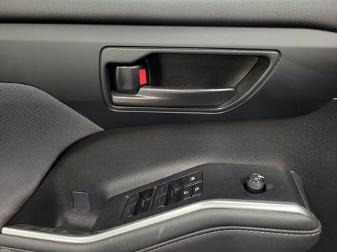 Used 2023 Toyota Highlander L image 19