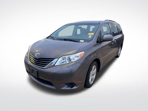 Used 2012 Toyota Sienna LE image 1