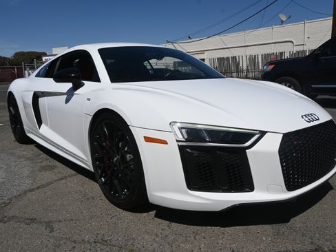 Used 2018 Audi R8 V10 w/ Premium Package RWD image 13