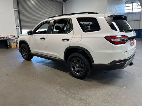 Used 2025 Honda Pilot TrailSport image 5