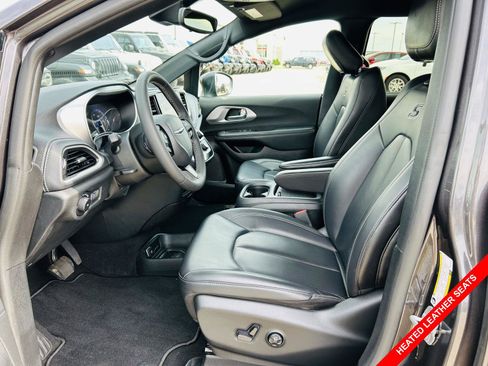 Used 2023 Chrysler Pacifica Touring-L w/ S Appearance Package FWD image 3