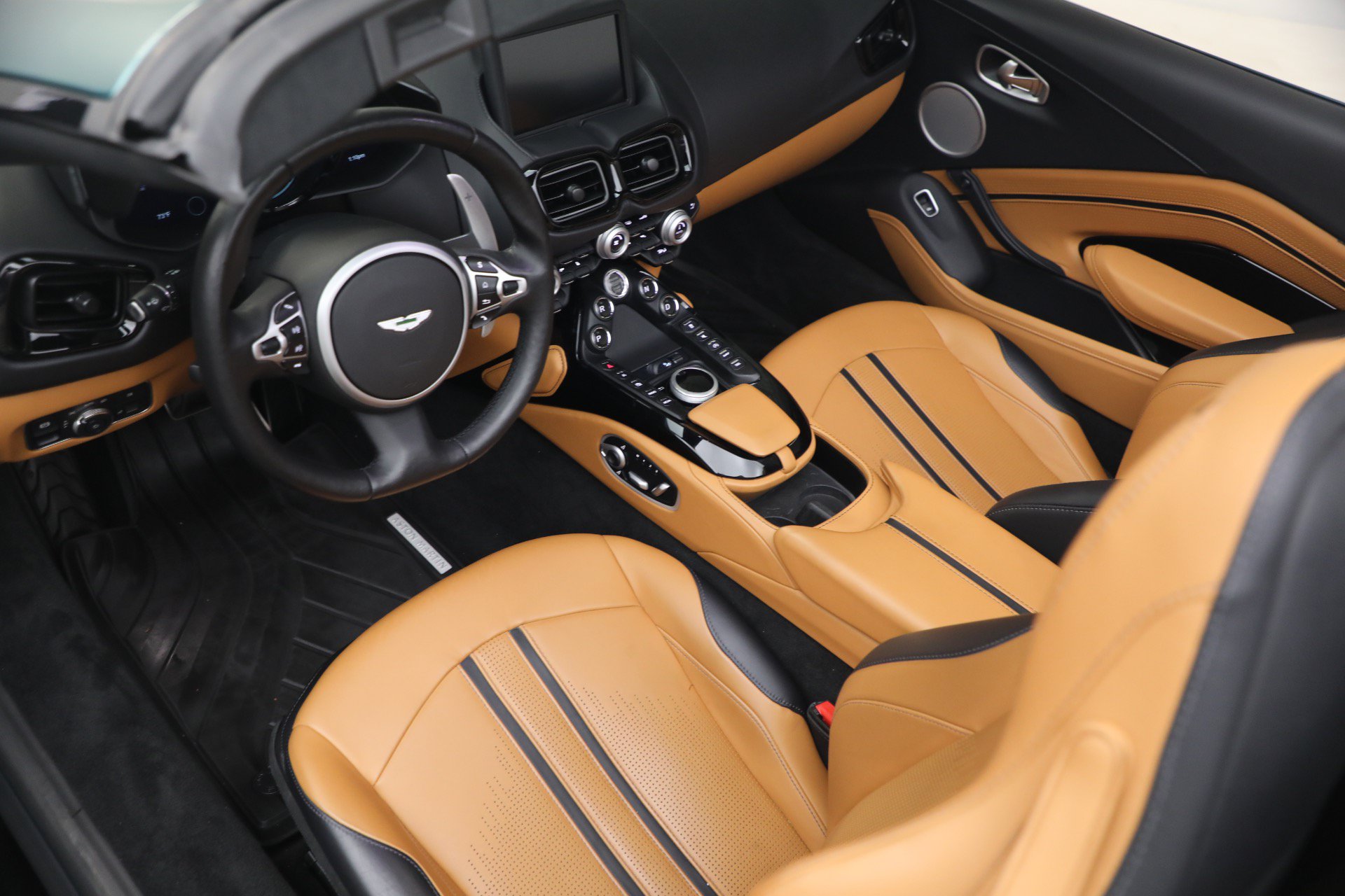 Used 2023 Aston Martin V8 Vantage Roadster RWD image 32