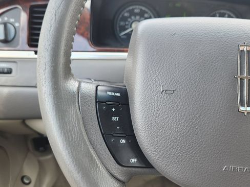 Used 2006 Lincoln Town Car Signature Limited RWD image 30