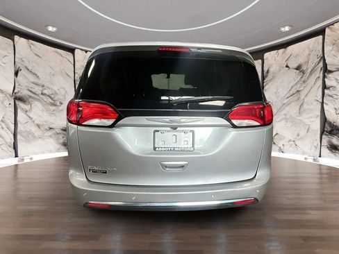 Used 2019 Chrysler Pacifica Touring-L FWD image 3