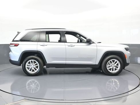 Used 2024 Jeep Grand Cherokee Laredo X image 7