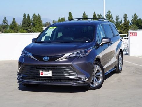 Used 2024 Toyota Sienna Platinum FWD image 5