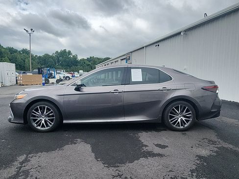 Used 2022 Toyota Camry XLE FWD image 2