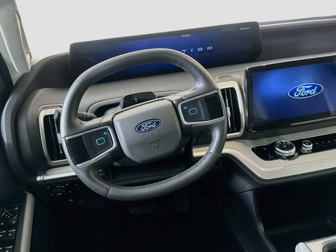 Used 2025 Ford Expedition Active AWD/4WD image 17