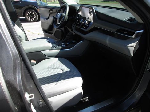 Used 2022 Toyota Highlander L image 17