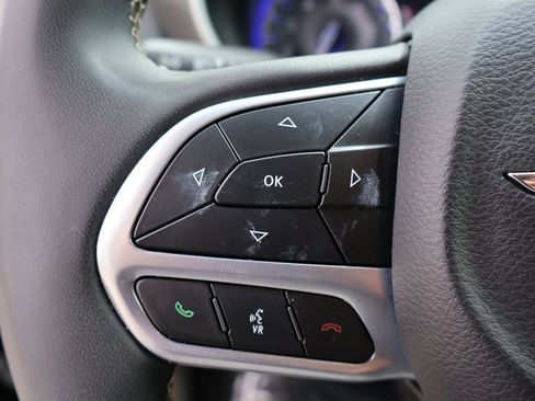 Used 2023 Chrysler Pacifica Touring-L image 47