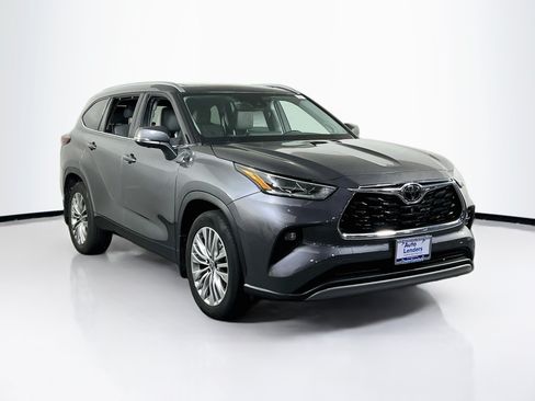 Used 2024 Toyota Highlander Platinum AWD/4WD image 3