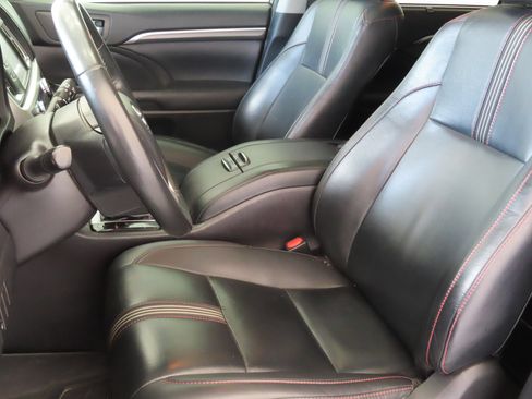 Used 2019 Toyota Highlander SE w/ Nightshade Edition FWD image 12