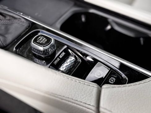 Used 2021 Volvo XC90 T6 Momentum image 16