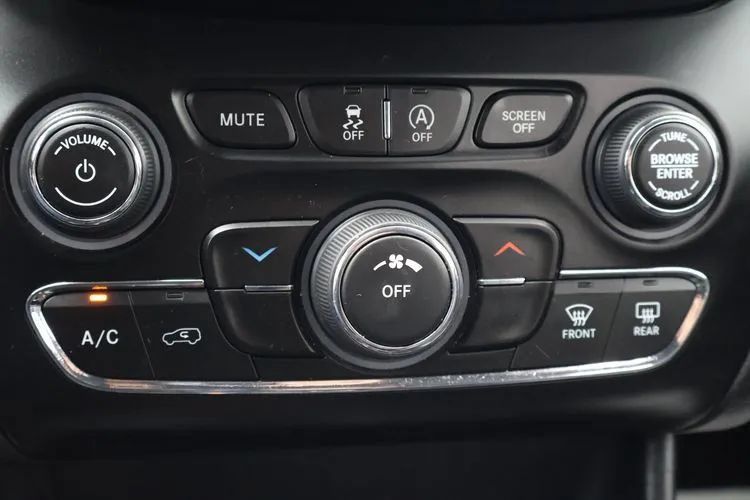 Used 2020 Jeep Cherokee Latitude Plus AWD/4WD image 33