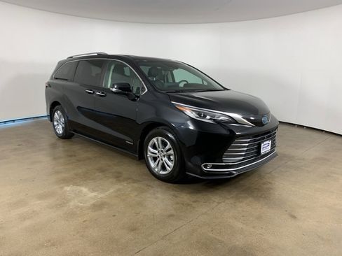 Used 2021 Toyota Sienna Platinum image 4