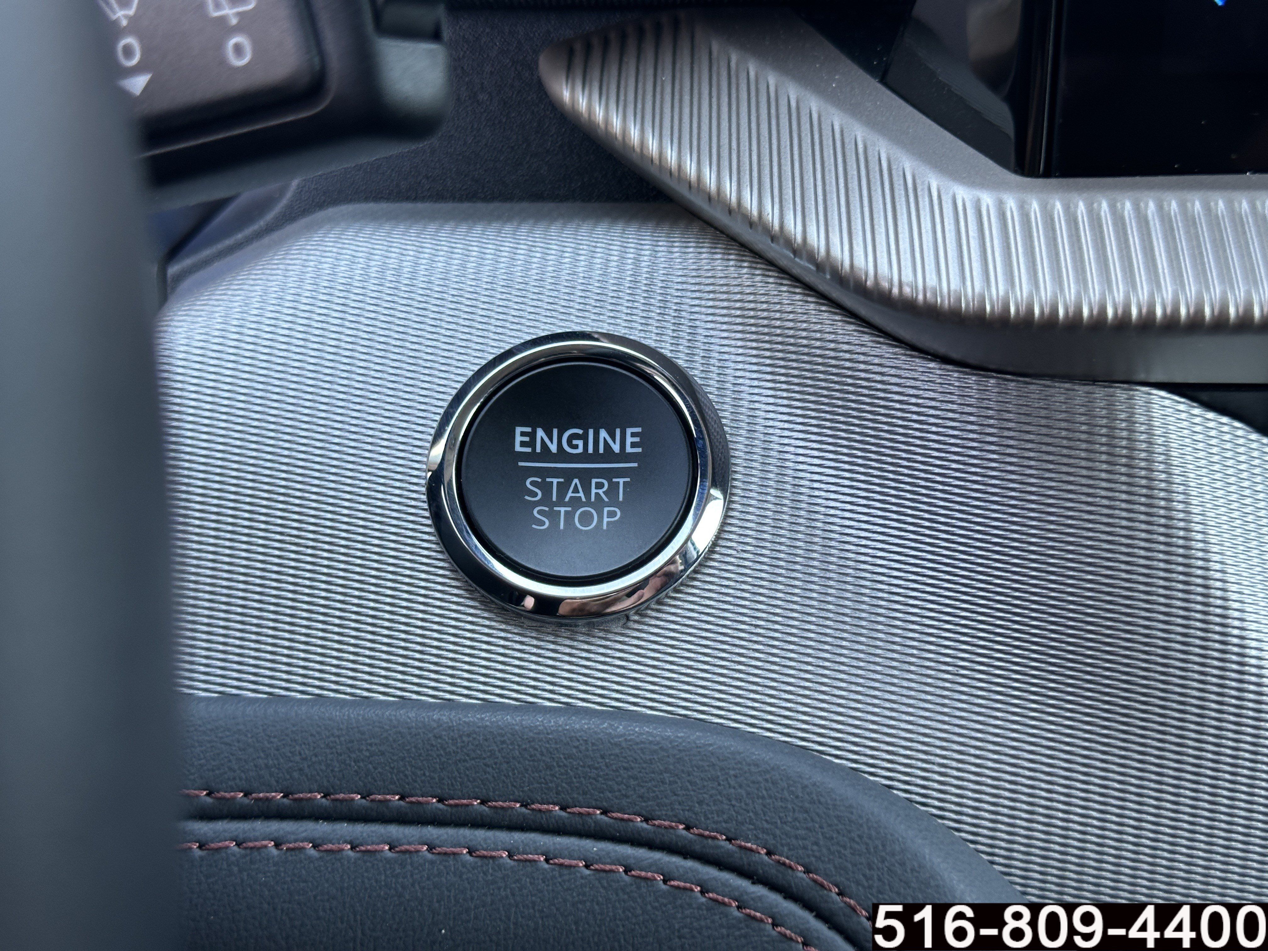 Used 2025 Ford Explorer Active AWD/4WD image 29