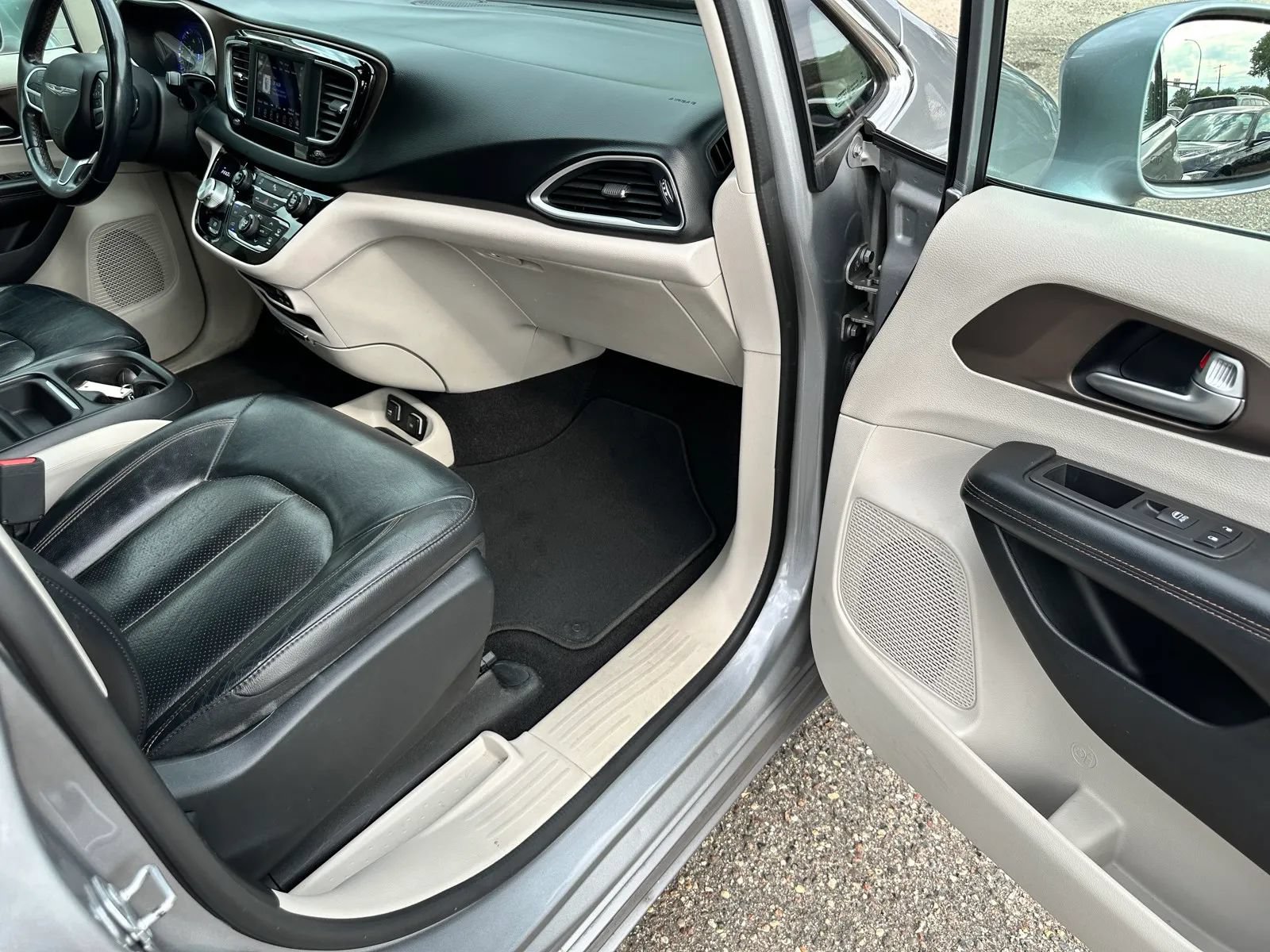 Used 2018 Chrysler Pacifica Touring-L FWD image 24